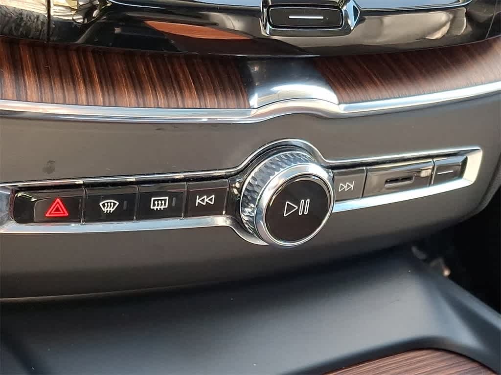 2024 Volvo XC60 Plus Dark Theme