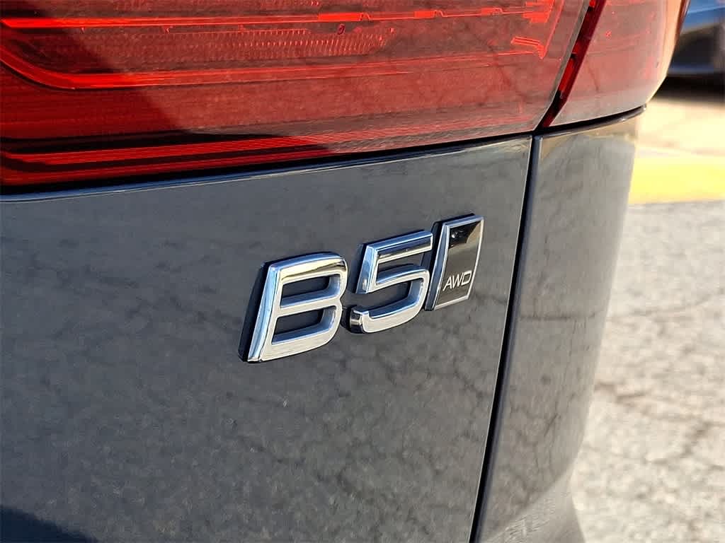 2024 Volvo XC60 Plus Dark Theme