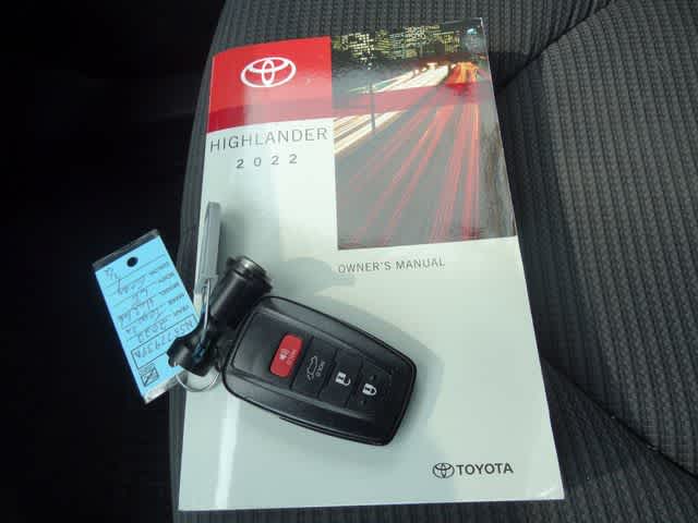 2022 Toyota Highlander LE