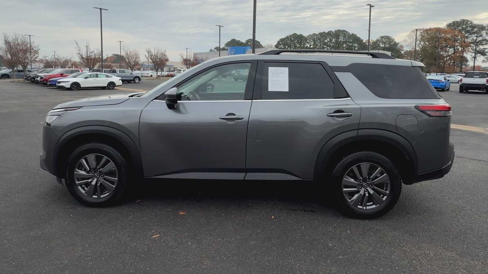 2025 Nissan Pathfinder SV